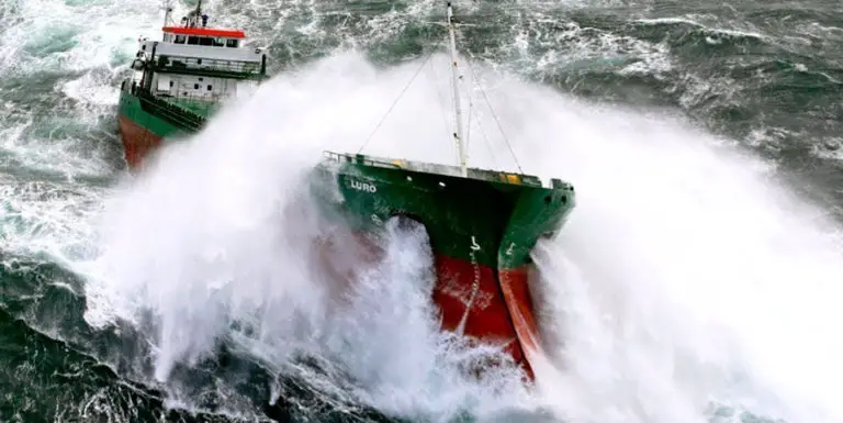 Fotografía de un barco en una tormenta.