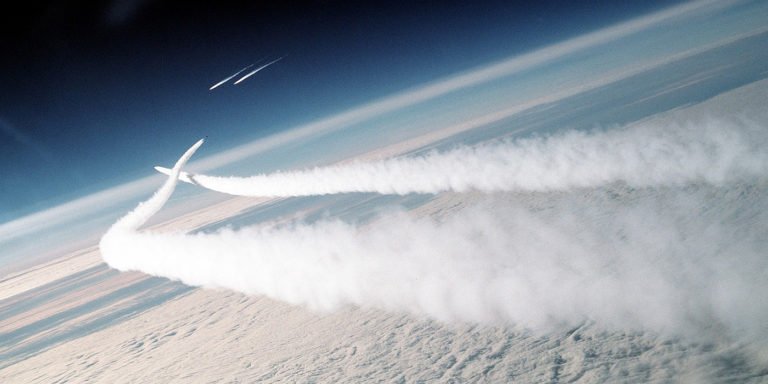 Fotografía de dos aviones MiGs siendo interceptados.