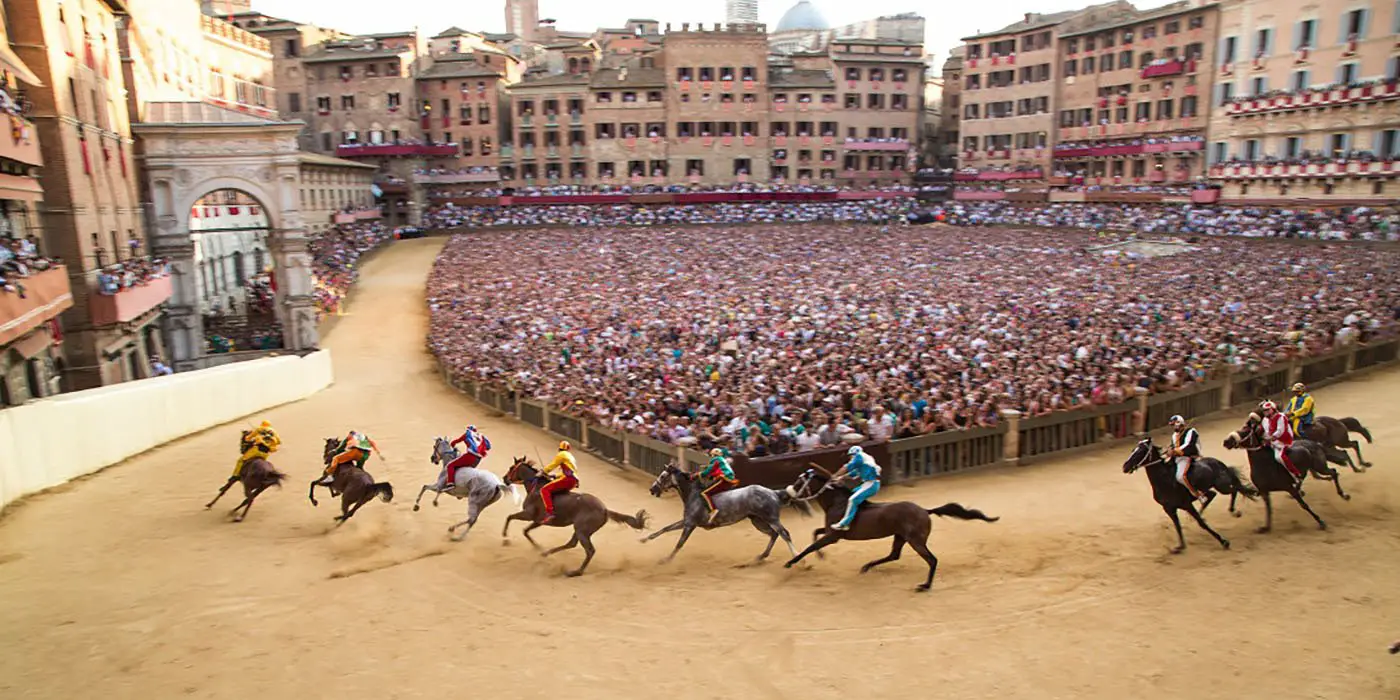 El Palio di Siena, la carrera medieval y renacentista que aun se festeja