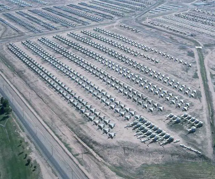 Fotografía de un cementerio de aviones.