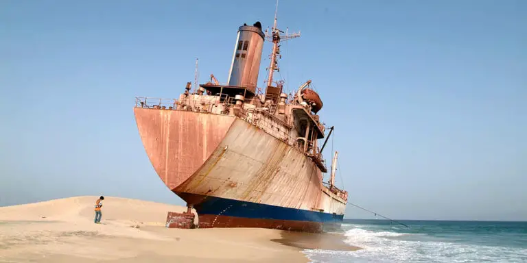 Fotografía del cementerio y desarmadero de barcos de Mauritania.