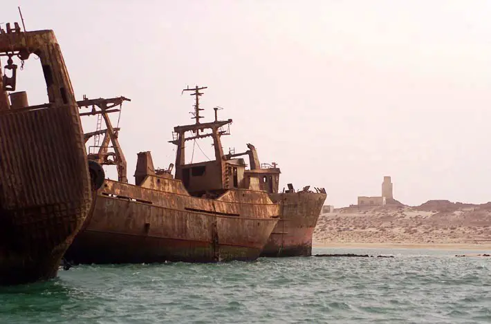 Fotografía del cementerio y desarmadero de barcos de Mauritania.