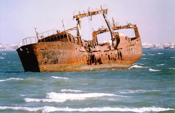 Fotografía del cementerio y desarmadero de barcos de Mauritania.