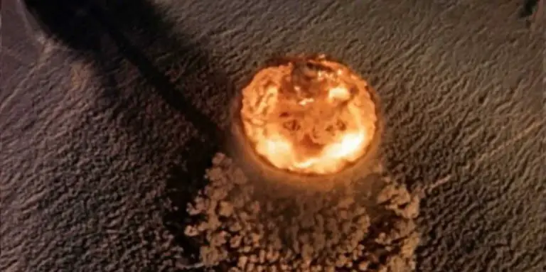 Fotografía aérea de una explosión nuclear.