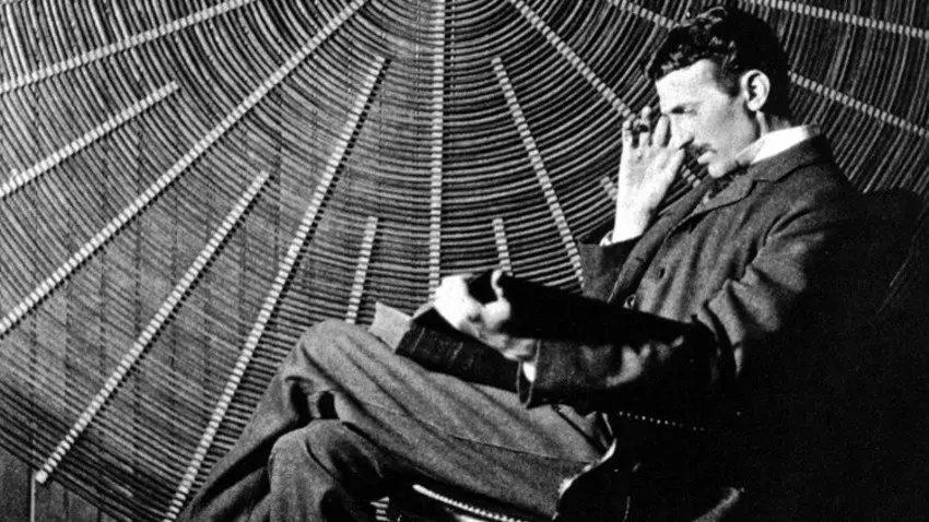 Fotografía de Nikola Tesla.