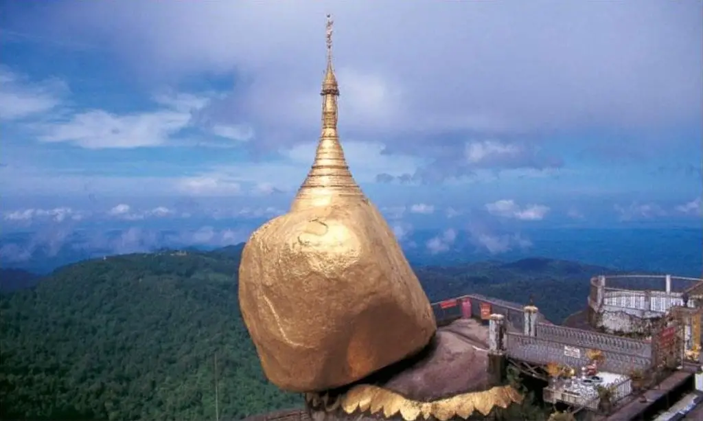 Vista de la pagoda en equilibrio de Kyaikhtiyo.