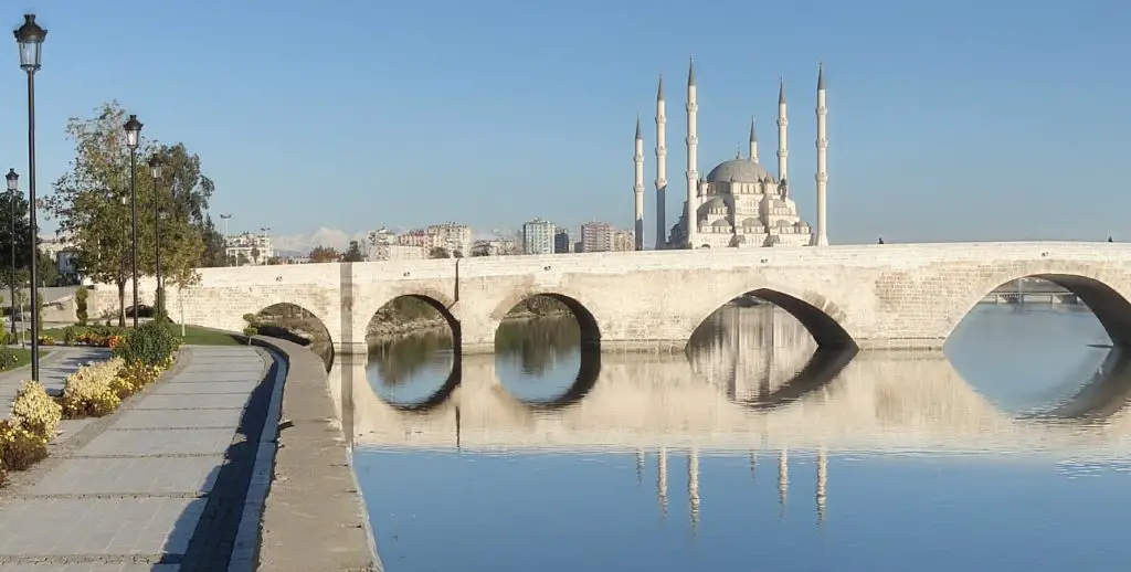 Fotografía del puente romano en Adana.