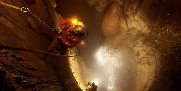 Fotografía de un hombre en la cBase de la caverna Krubera.