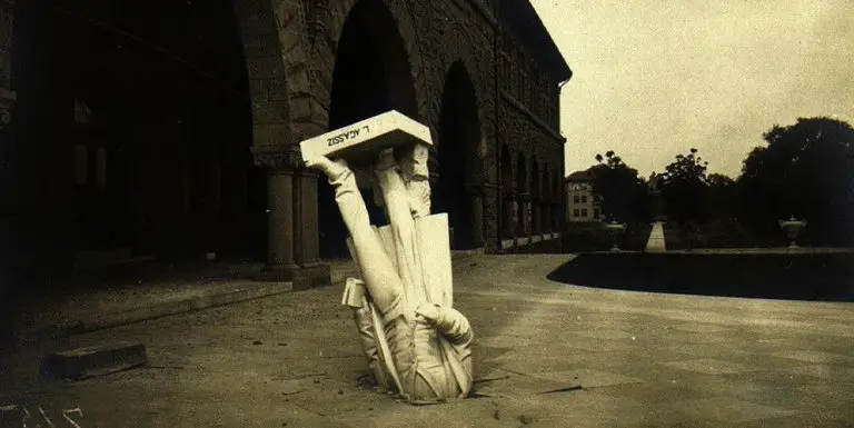 Detalle de la fotografía de la estatua de Louis Agassiz clavada de cabeza en el piso..