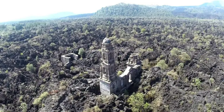 Fotografía de la iglesia de San Juan de Parhicutini.