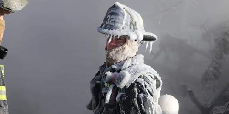 Fotografía de un bombero con su traje congelado.