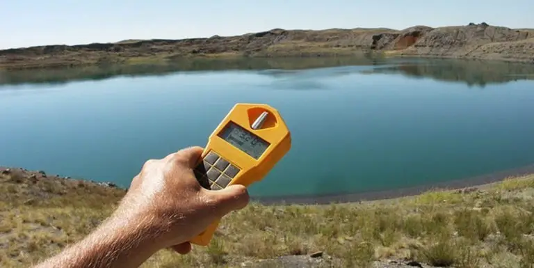 Fotografía de un medidor de radiación cerca al lago Chagan.