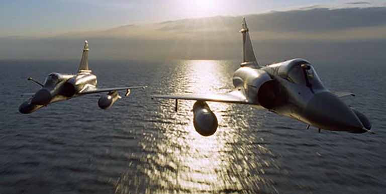 Captura de dos aviones volando de la película Chevaliers du Ciel.