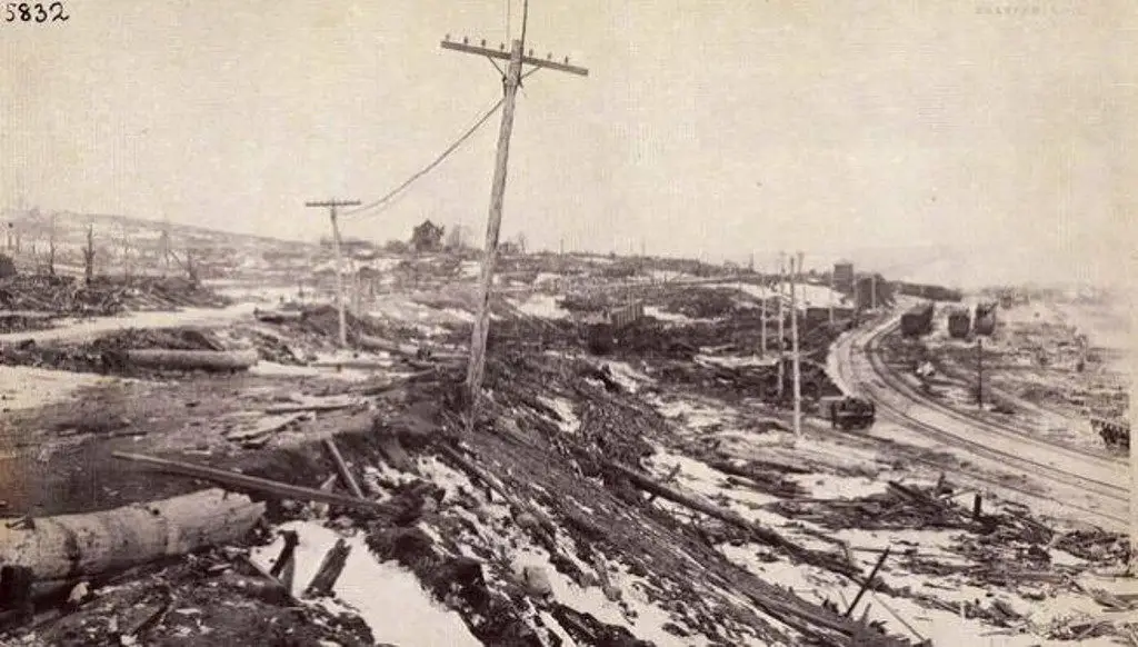 Fotografía de la destrucción en las calles.