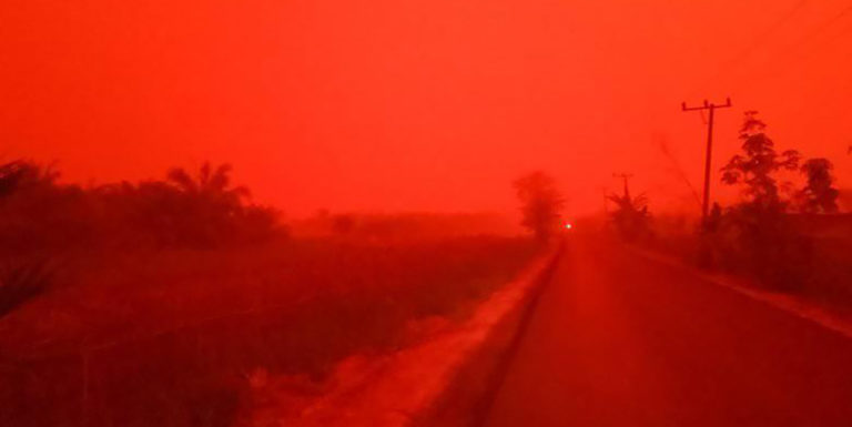 Fotografía de los cielos rojos en Indonesia.