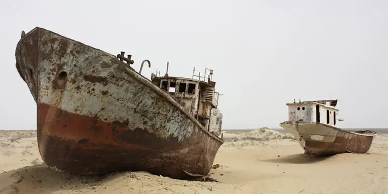 Fotografía de un barco abandonado.