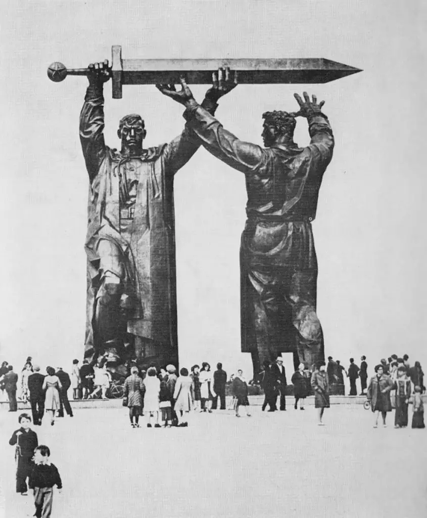 Fotografía de un colosal monumento de dos hombres sosteniendo una espada gigante.