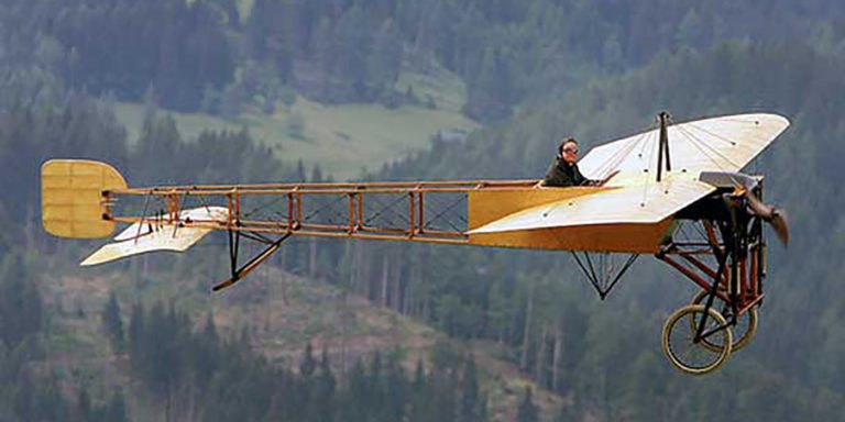 Fotografía de un Blériot XI en pleno vuelo.