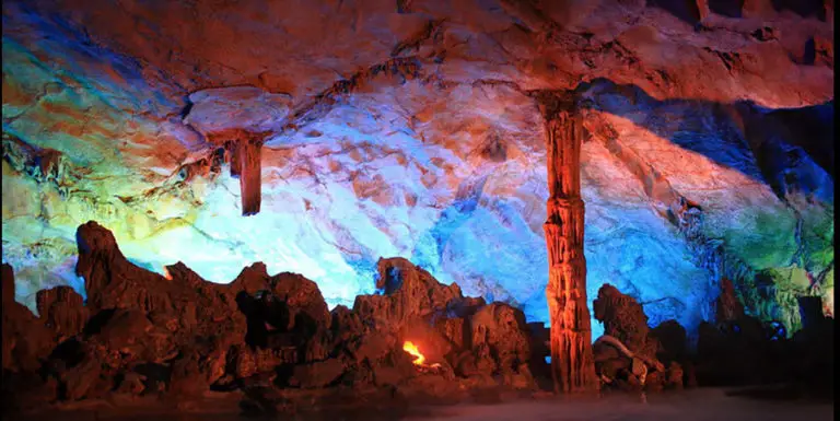 Interior rocoso de la cueva Flauta en China.