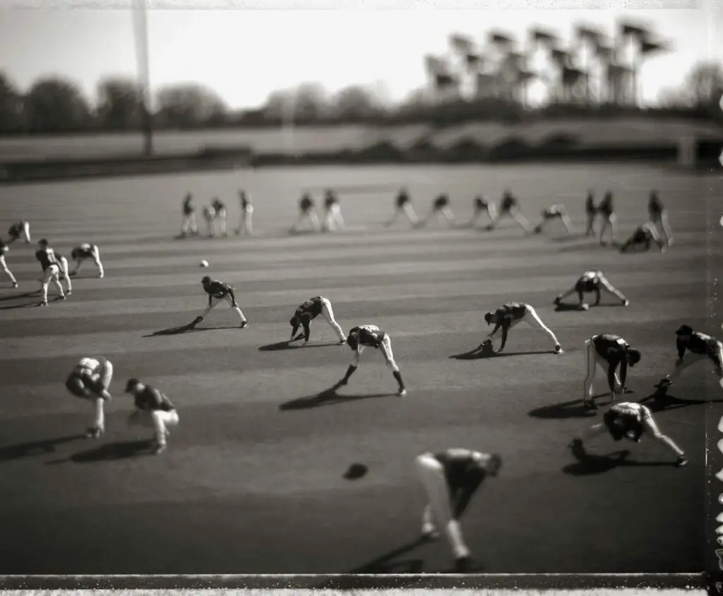 Miniatura de David Burnett en la cual vemos a un grupo de deportistas realizando estiramientos.