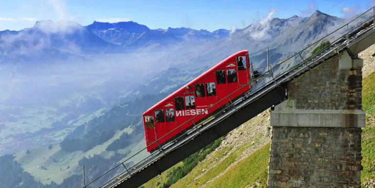 Imagen del largo y lento ascenso del Niesen Funicular en Suiza.