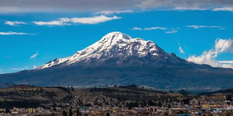 Vista panorámica del volcán Chimborazo desde la ciudad e Riobamba.