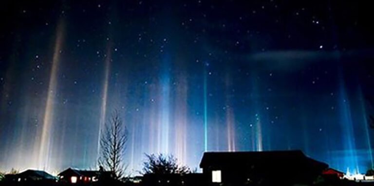 Vista de los pilares de luz de Sigulda desde la ciudad.