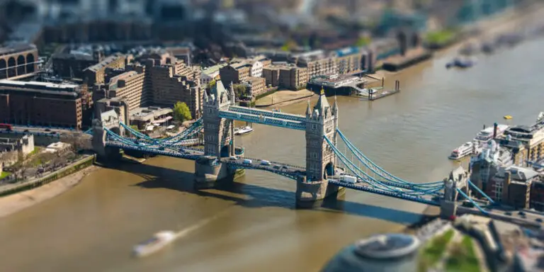 Puente del Támesis convertido en una miniatura gracias a la técnica tilt-shift.