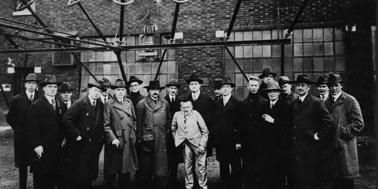 Fotografía grupal de Karl August Rudolf Steinmetz junto a su equipo de ingenieros e investigadores.