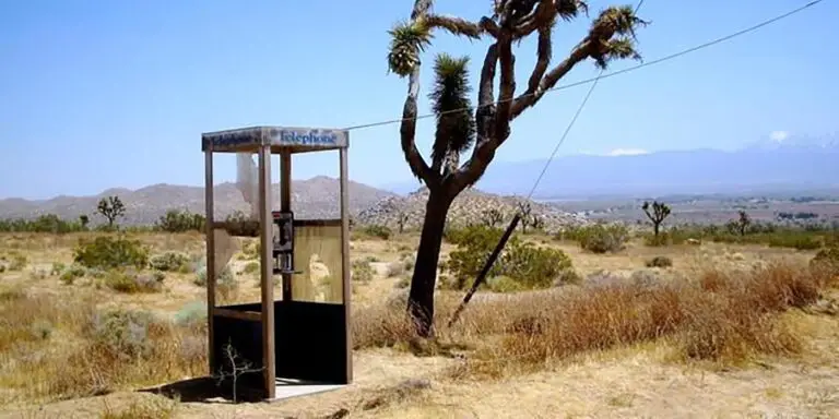 Detalle de la cabina telefónica de Mojave.