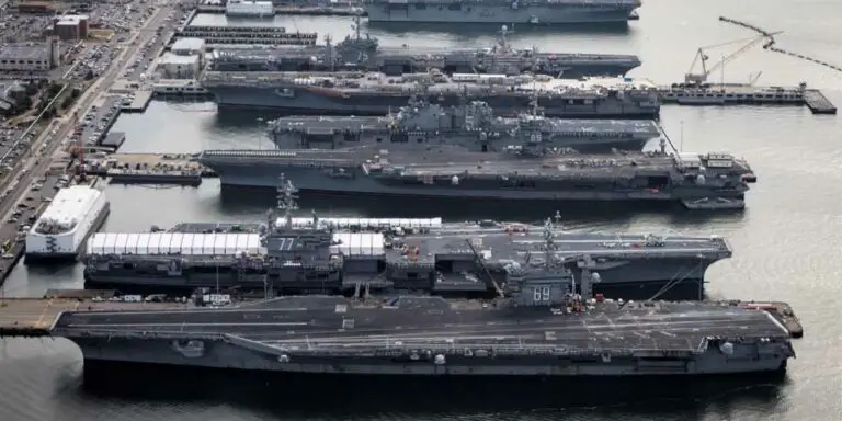 Fotografía de un grupo de portaaviones estadounidenses anclados a un muelle depósito.