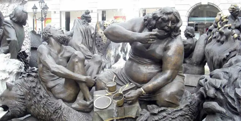 Mujer devorando un postre.