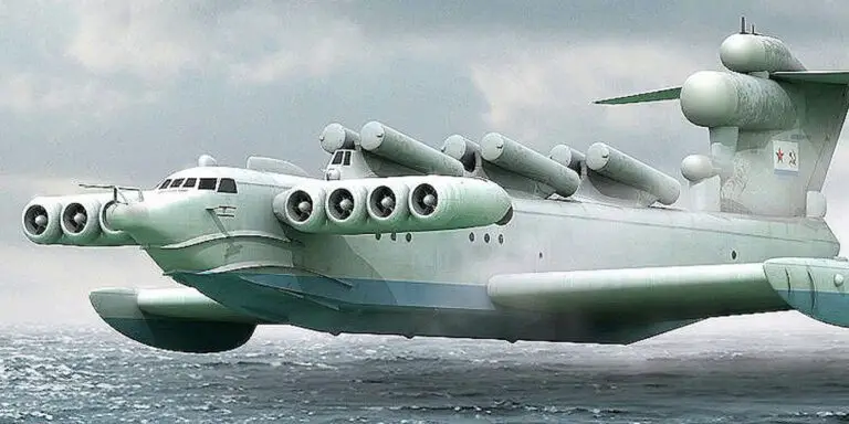 El ekranoplan volando al ras del mar.