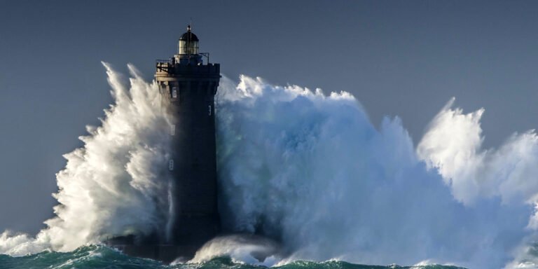 Faro contra una ola gigante.