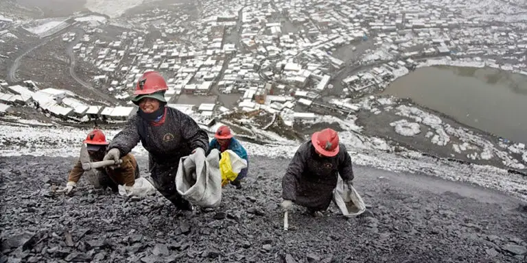 Trabajadores mineros en La RInconada, el poblado más alto del mundo.