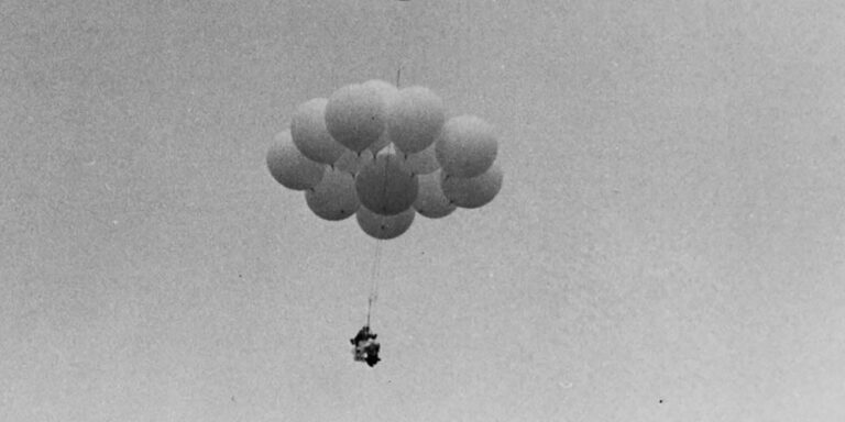 Detalle de Larry Walters elevándose a los cielos.