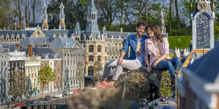 Pareja de novios sentada en uno de los tantos puentes de Madurodam.