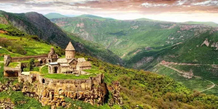 Vista desde la lejanía del monasterio Tatev,