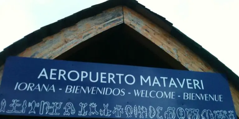 Cartel de bienvenida al aeropuerto internacional de Mataveri, Isla de Pascua, el aeropuerto internacional más remoto del mundo.