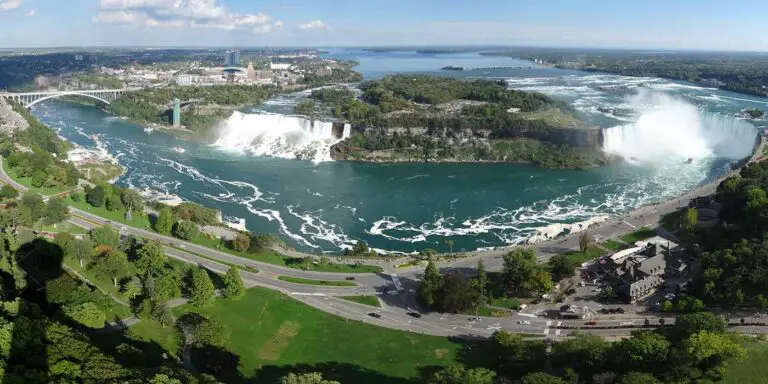 Imagen panorámica de las Cataratas del Niágara.