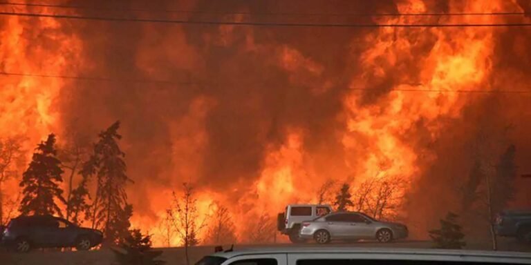 Automóviles intentado escapar del incendio con el fuego a unos pocos metros.