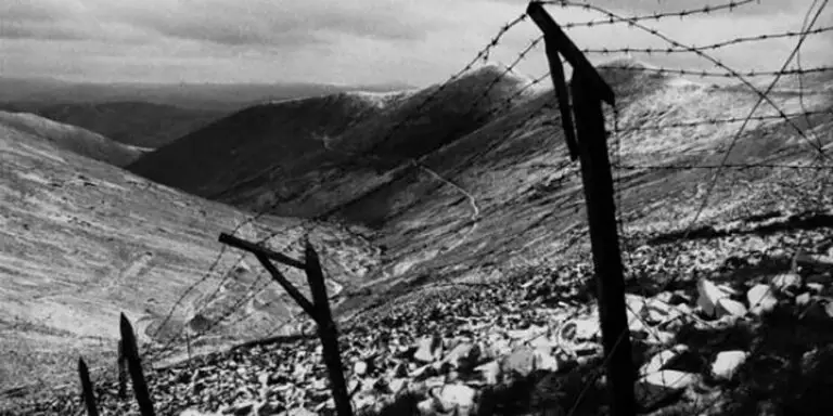 Alambre de púas sobre las montañas.