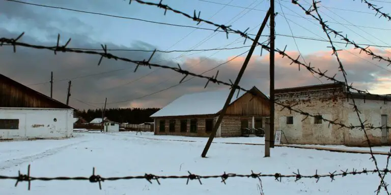 Interior de un gulag visto desde el exterior.