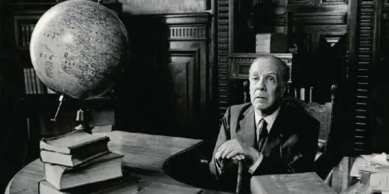 Jorge Luis Borges, escritor de La Trama y otros cuentos, en su estudio.