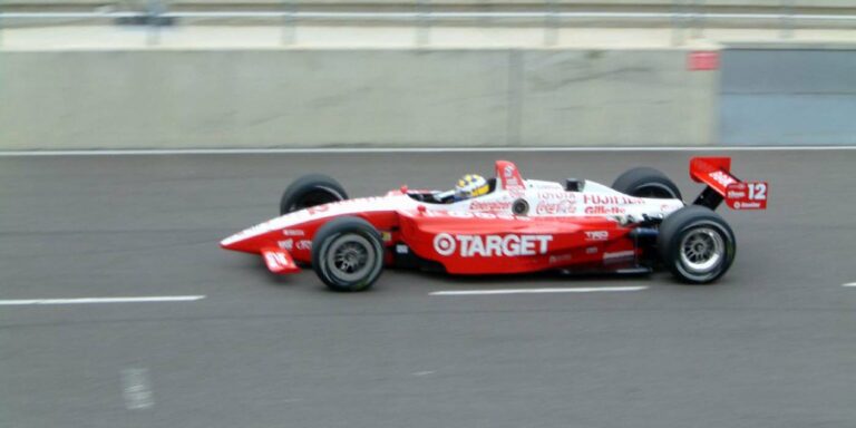 El piloto sueco Kenny Bräck conduciendo su vehículo durante una carrera.