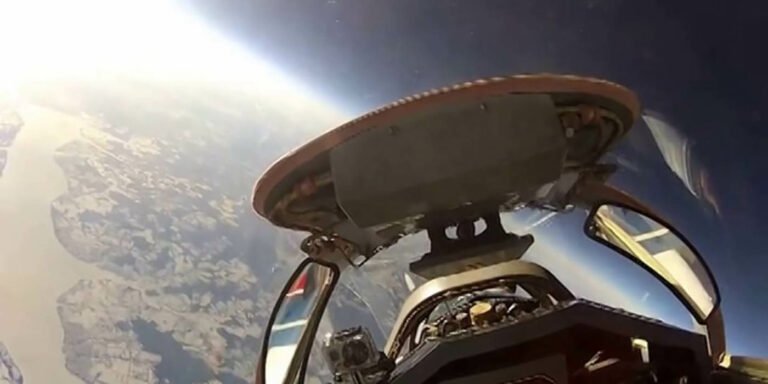 El interior de la cabina de un avión MiG durante un vuelo estraosférico.