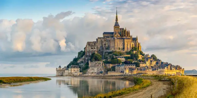 Vista desde el camino del ingreso del Monte Saint-Michel.