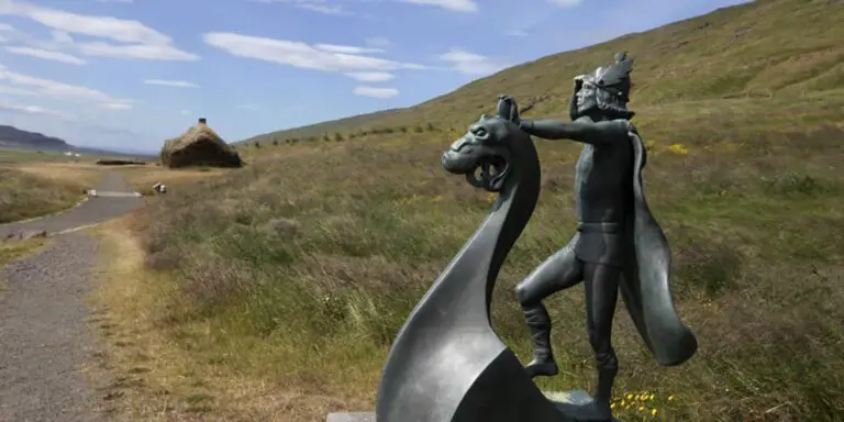 Monumento de la llegada de los vikingos al oeste de Islandia.