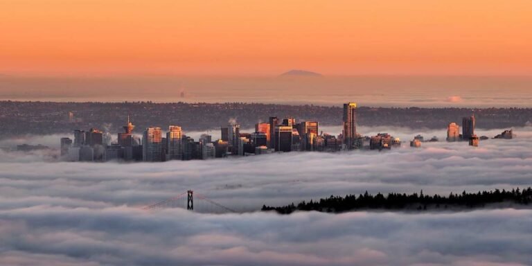 La ciudad de Vancouver cubierta por una intensa niebla.