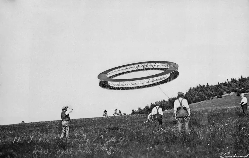 Cometa circular doble en pleno vuelo.